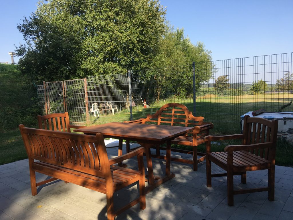 Holz-Sitzgruppe